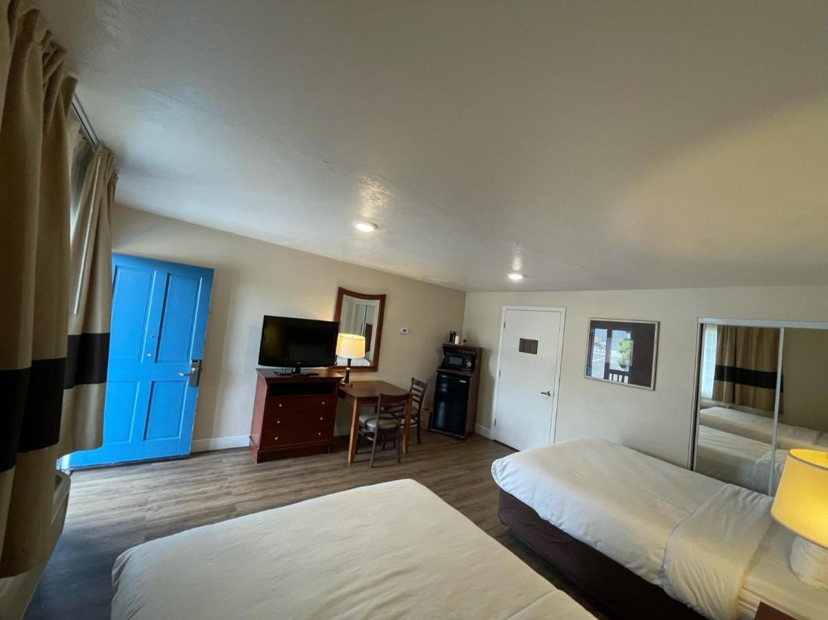 Queen Room with Two Queen Beds - Accessible/Non-Smoking