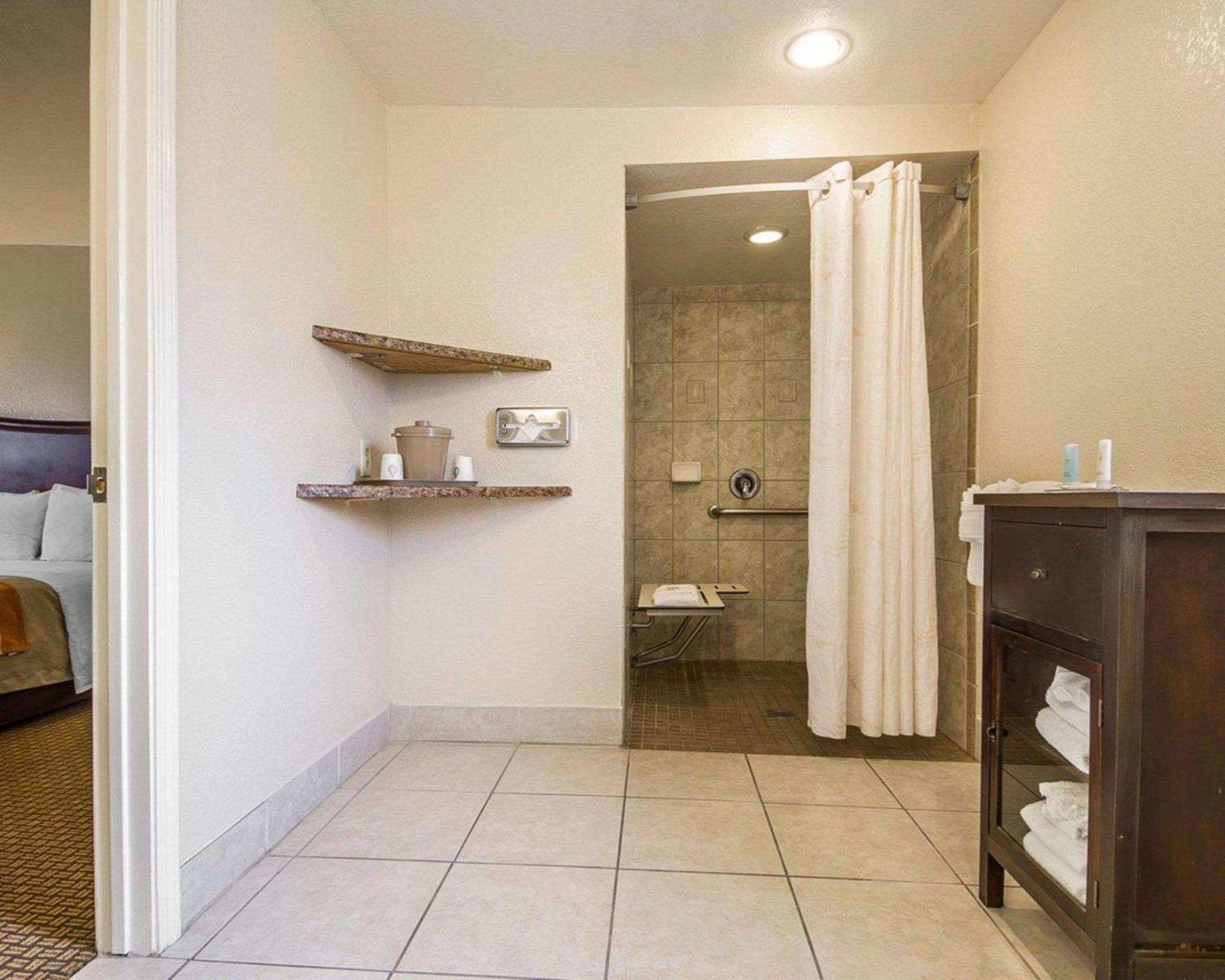 Queen Room with Two Queen Beds - Accessible/Non-Smoking,1137370492:JPEG
