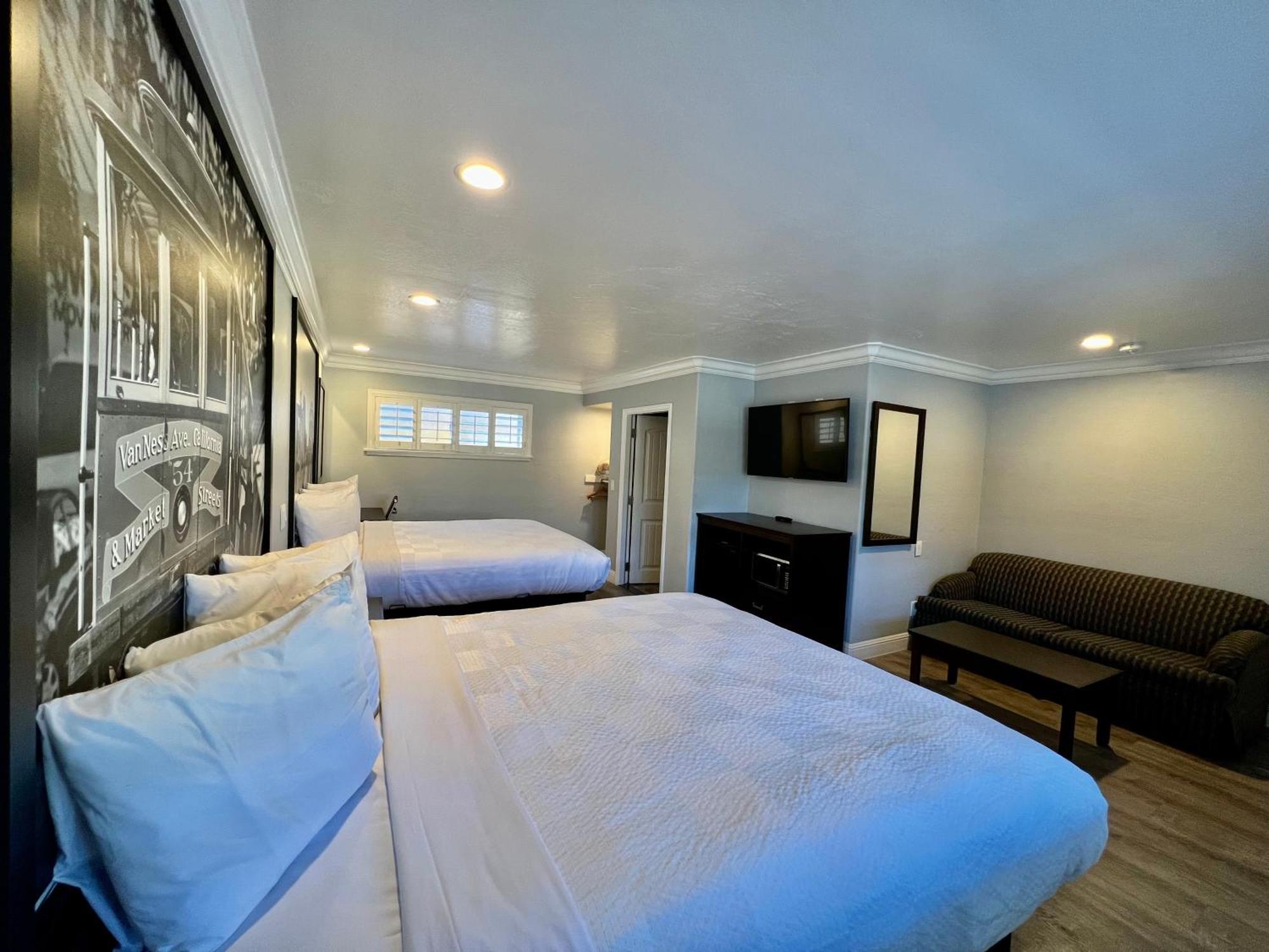 Studio Suite Two King Beds Non-Smoking