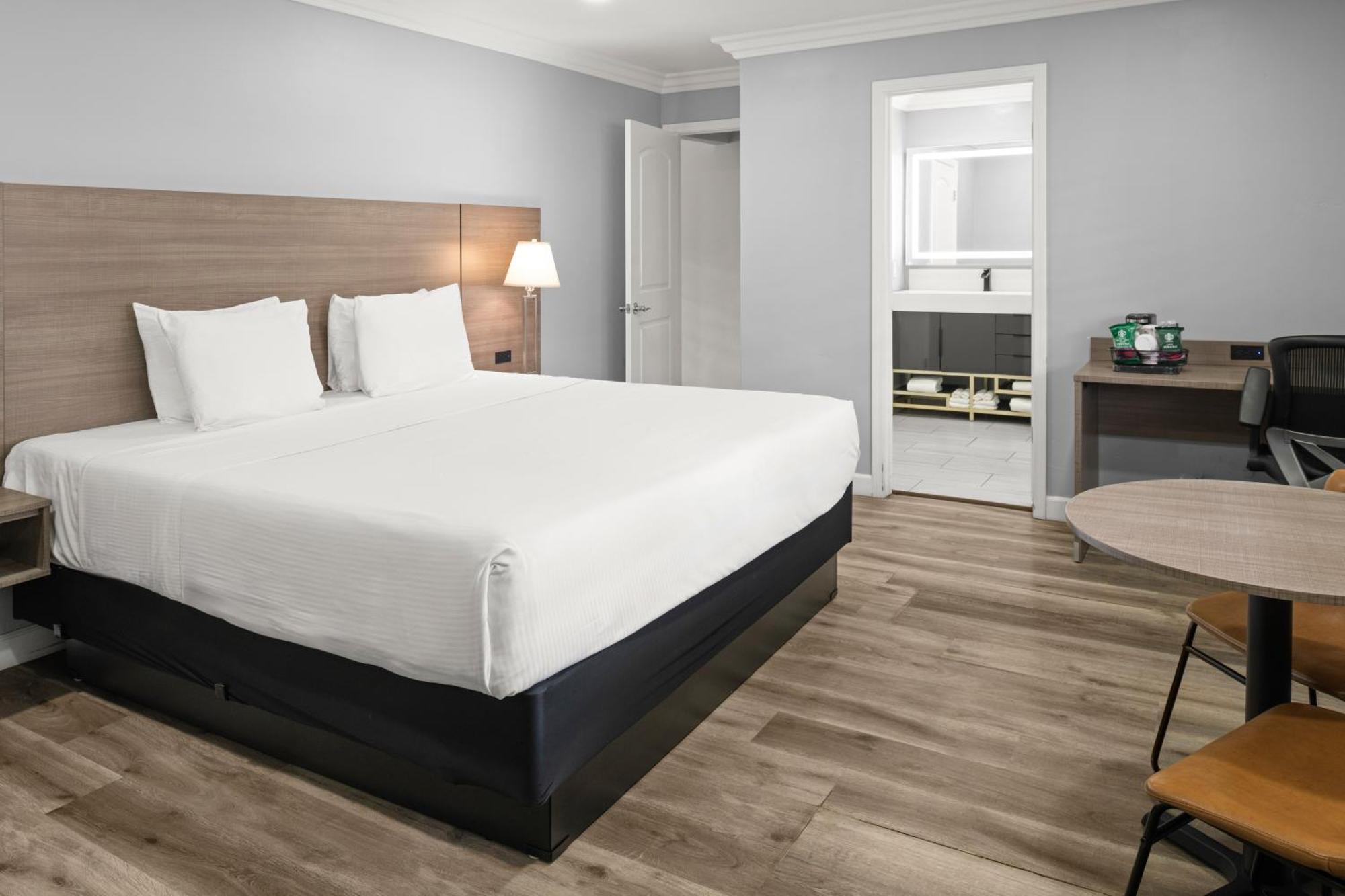 Two-Bedroom Suite 1 King & 1 King