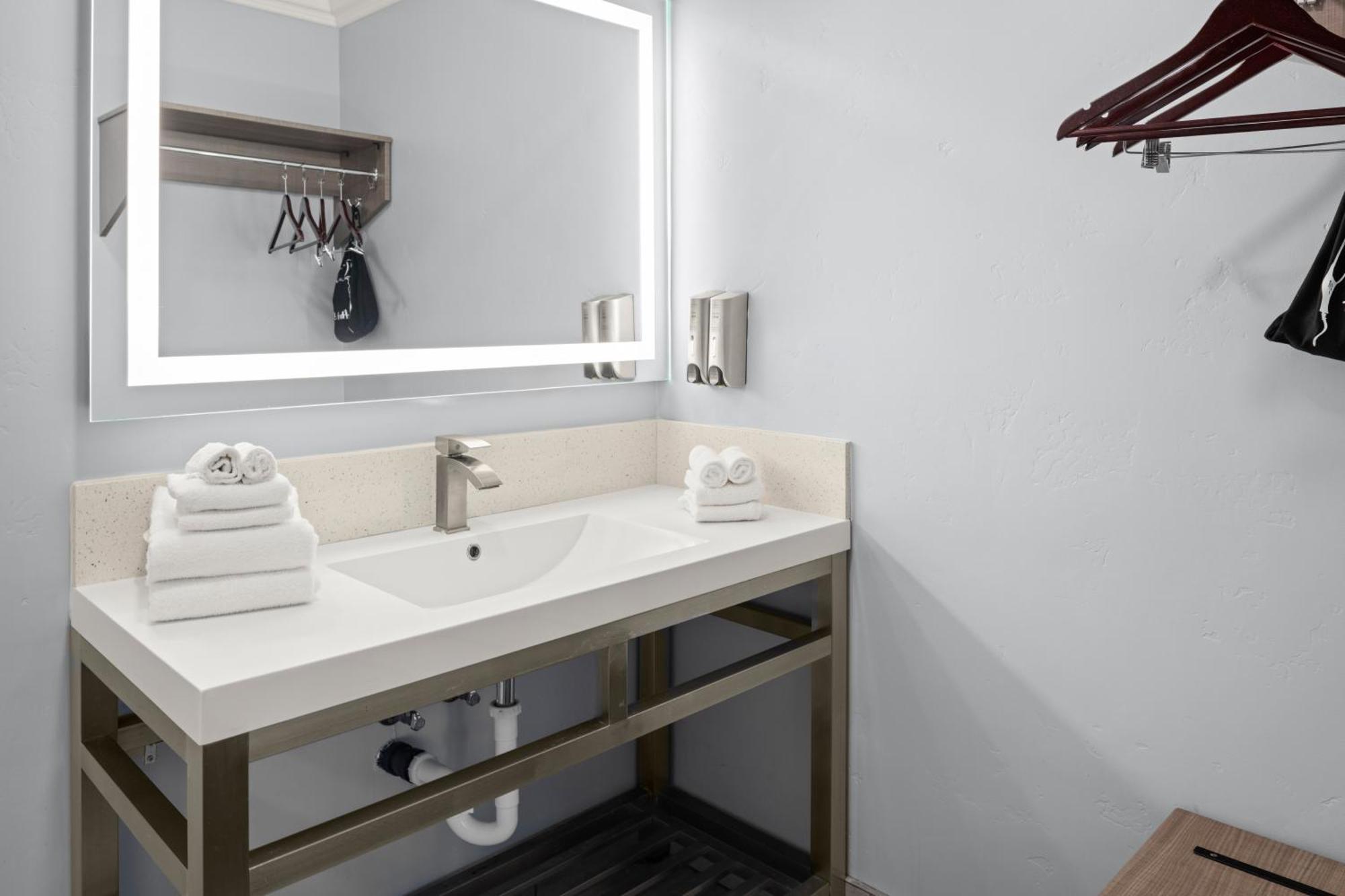 Two-Bedroom Suite 1 King & 1 King