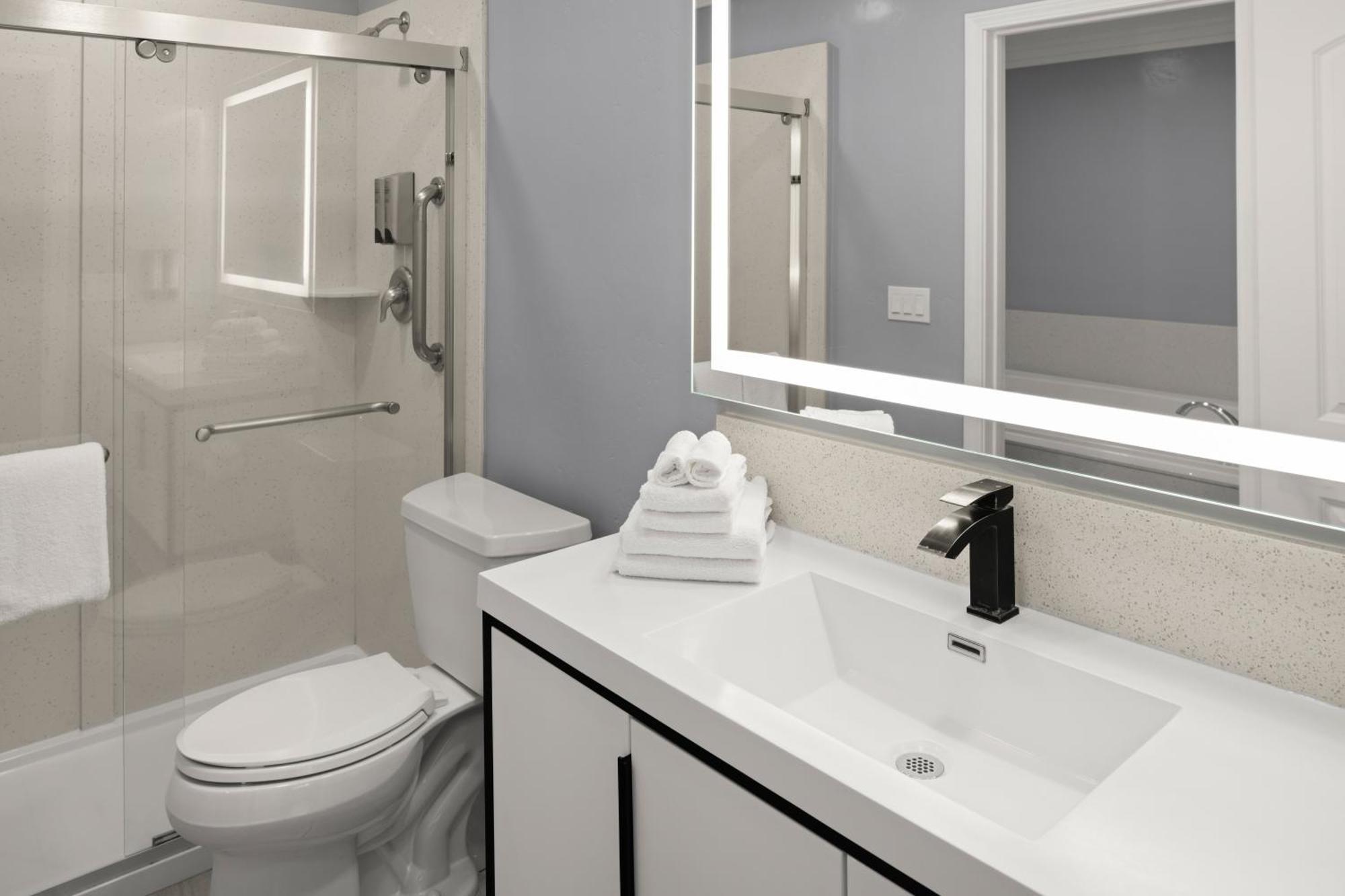 Two-Bedroom Suite 1 King & 1 King