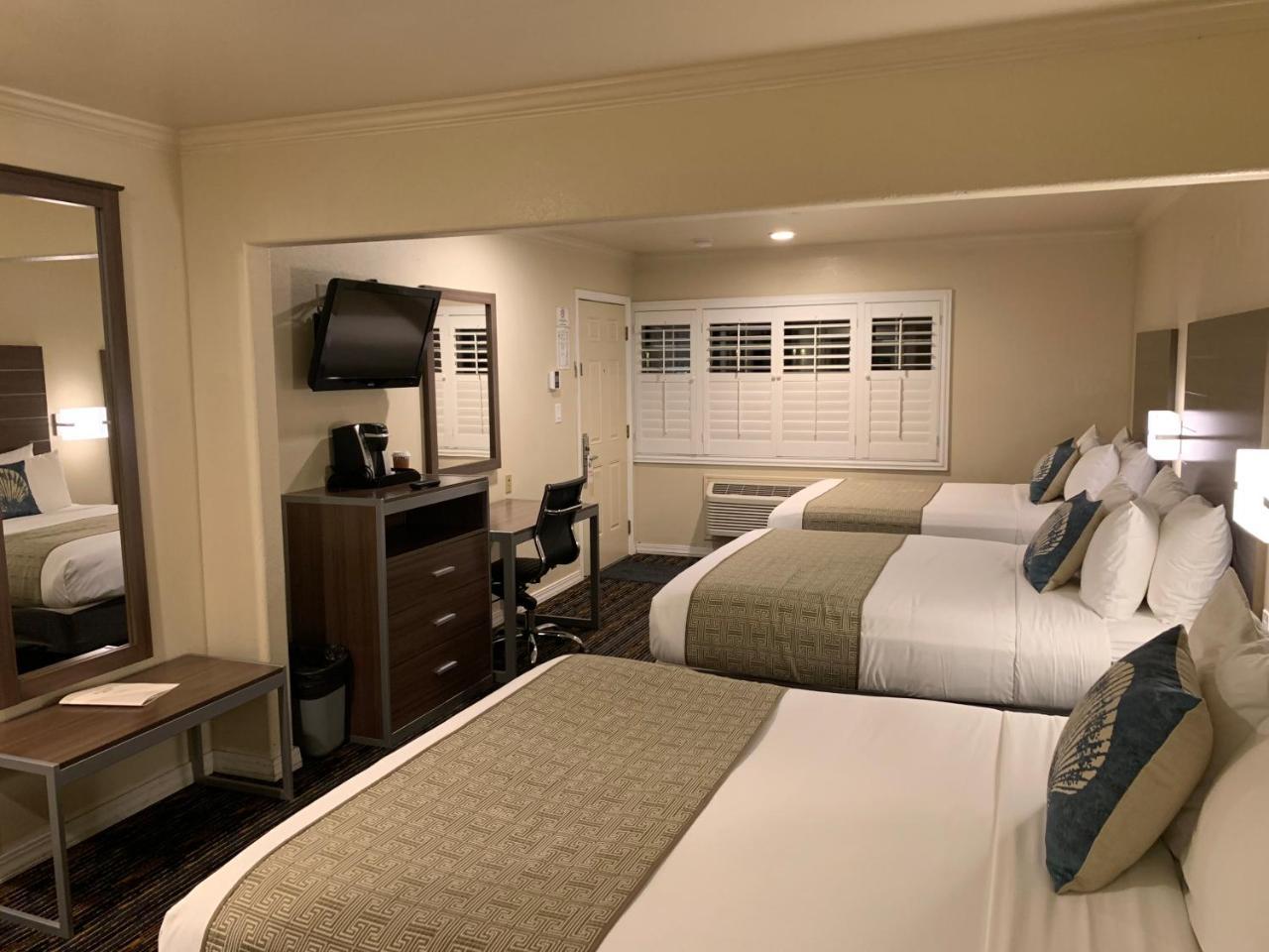 Family Room,746710091:JPEG