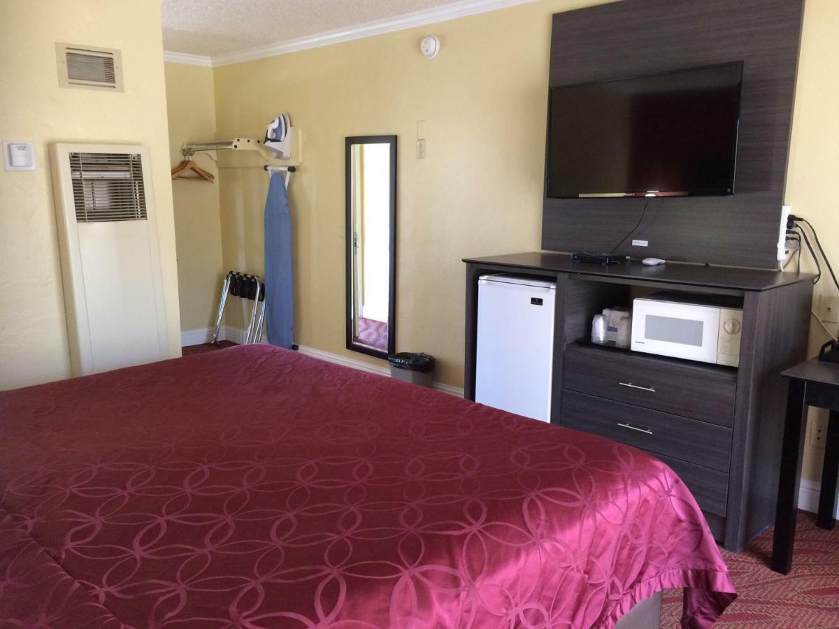 1 King Bed Accessible Non-Smoking NO A or C,909269143:JPEG