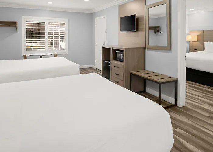 Lone Oak Lodge Monterey